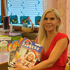 Michaela Stürzer mit den Schülerzeitschriften von Gemeinsam Lesen