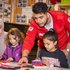 Migrationsmitarbeiter spielt mit Bewohnerinnen
