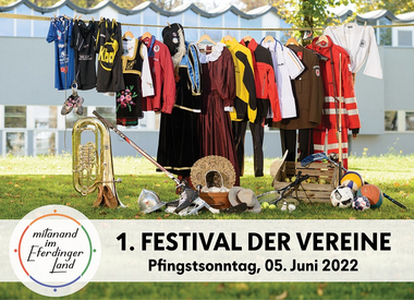 Vereinsuniformen und -trikots vereint auf einer Kleiderstange