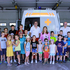 Gemeinsames Gruppenfoto mit den Kindern des Sollenauer Ferienspiels vor einem Rettungswagen
