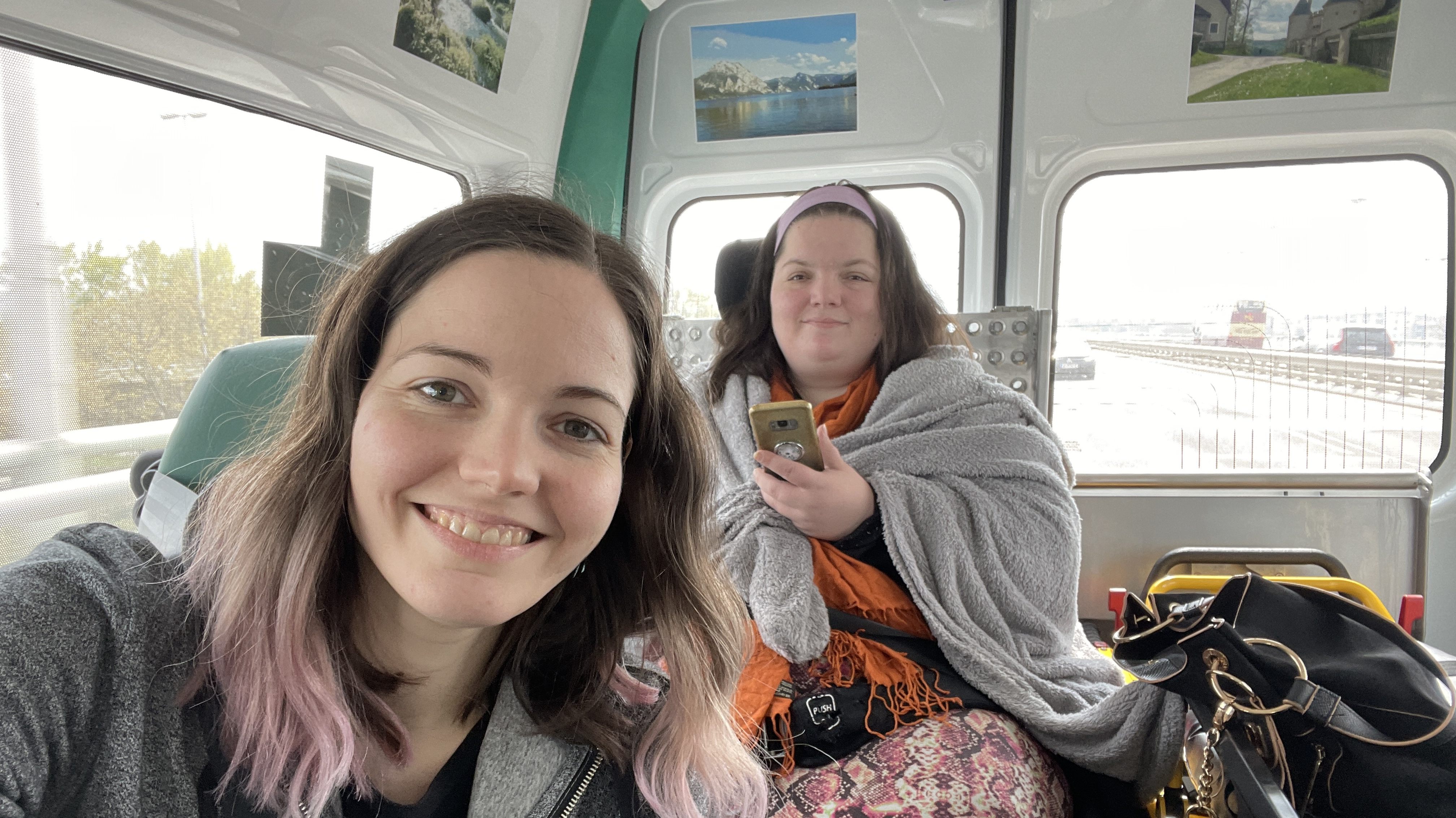 © RK NÖ Lucy und Gaby bei der Ausfahrt mit dem Kinderburg mobil.
