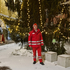 Sanitäter Severin Fuchs-Schickmaier vor beleuchtetem Weihnachtsbaum