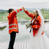 Sarah und Wolfgang Mitterhauser bei ihrer Hochzeit in der Rotkreuzjacke