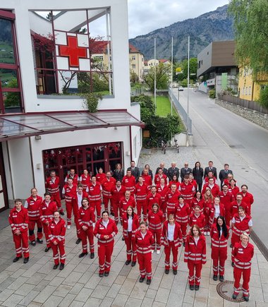 17 neue Rettungssanitäter:innen mit dem Rotkreuz-Team.