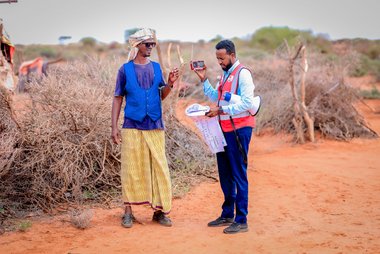 Zwei Männer in Somalia bei einer Übung des Roten Kreuzes