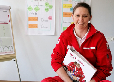 Das Foto zeigt Frau Christina Wahl nach der erfolgreichen Lehrsanitäterprüfung.