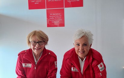 Friederike Öllinger (l.) und Heidi Felbermayr engagieren sich seit 10 Jahren im Rotkreuz-Markt Kremsmünster.