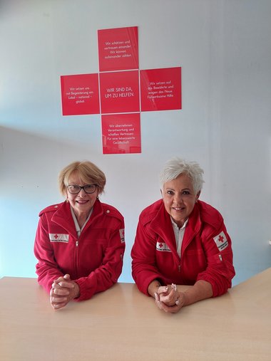 Friederike Öllinger (l.) und Heidi Felbermayr engagieren sich seit 10 Jahren im Rotkreuz-Markt Kremsmünster.