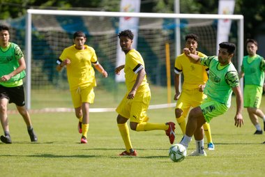 Mitglieder des Fußballteams während eines Spiels am Rasen.