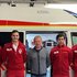 ein Mann wird von je 2 Rettungssanitäter flankiert, sie stehen vor einem Rettungsauto