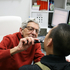 Der pensionierte Arzt Dr. Shiraz Rabady untersucht einen Patienten.