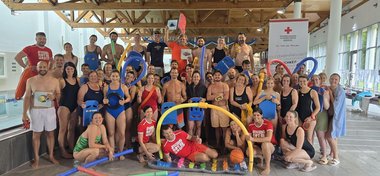 Gruppenfoto der 38 Pädagoginnen, die die Rettungsschwimm-Ausbildung des Jugendrotkreuzes Salzburg erfolgreich abgeschlossen haben