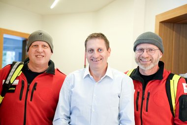 Dankbares Wiedersehen nach erfolgreicher Wiederbelebung. Von links: First Responder Matthäus Schlager, Martin, First Responder Peter Hirscher