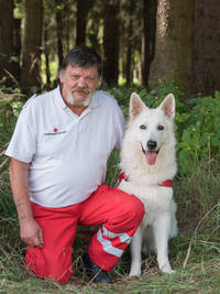 Gerhard mit Yuky - © Anna Zehetner Helfer Gerhard mit weißen schweizer Schäfer Yuky