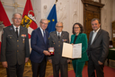 Im Bild: Rotkreuz-Präsident Dr. Werner Aufmesser, Landeshauptmann Wilfried Haslauer, Hermann Ausserlechner aus Mattsee (Flachgau), Landesrätin Daniela Gutschi, Landesrat Christian Pewny.