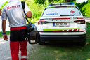 Ein Notarzt geht zu einem Notarztfahrzeug