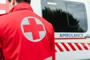 Rettungssanitäter von hinter vor einem Rettungswagen