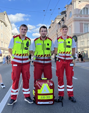Drei Rettungssanitäter beim Ambulanzdienst beim Stadtfest Salzburg