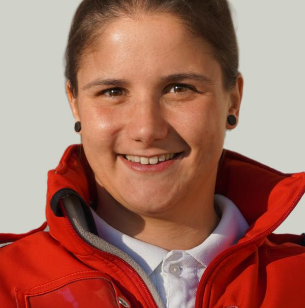 Julia Galler - Mitglied des Bezirksausschusses in Rotkreuz-Einsatzuniform.