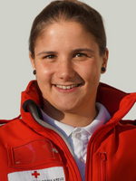 Julia Galler - Mitglied des Bezirksausschusses in Rotkreuz-Einsatzuniform.