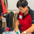 Dame bügelt im Kleiderladen