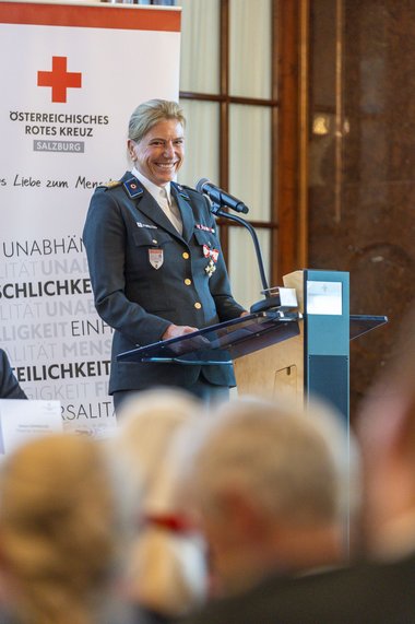 Sabine Tischler, Landesgeschäftsführerin hält eine Rede bei der Generalversammlung.