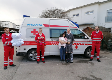 Eine Woche nach dem aufregenden Einsatz kam es zum Wiedersehen zwischen dem Rettungsteam bestehend aus Zivi Johannes Wurz, ehrenamtlichen Mitarbeiter Lukas Stipani und hauptberuflichen Mitarbeiter Markus Unger (v. l.) und Marie, der nunmehrigen großen Schwester Hannah sowie Mama Nadine Deutschbauer und Papa Christoph Hölzl.