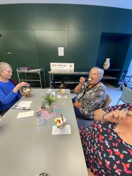 Bewohnerinnen des Seniorenwohnhauses Hallein essen Eis