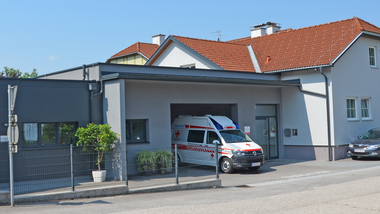 Die Dienststelle in Kematen/Ybbs deckt den nördlichen Teil unseres Einsatzgebietes ab. Hier ist rund um die Uhr ein Rettungswagen stationiert.
