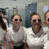 Zu sehen sind vier Mitglieder des Erste-Hilfe-Team des Knittelfelder Jugendrotkreuz bei einem Bewerb. Sie tragen weiße Poloshirts und rosarote Sonnenbrillen.