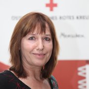 Dr. Barbara Juen, fachliche Leiterin Psychosoziale Dienste ÖRK (Sve-Stressverarbeitung nach belastenden Einsätzen, KI – Krisenintervention). Universität Innsbruck: Fachbereich Klinische und Entwicklungspsychologie. Porträt, Hochformat.