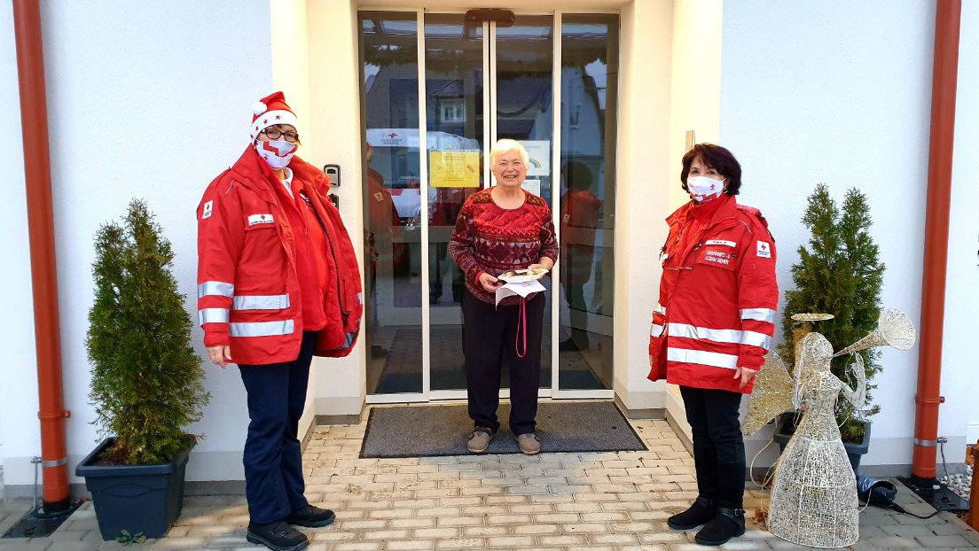 Keksübergabe im Sozialzentrum Sollenau - © Rotes Kreuz Sollenau-Felixdorf Unter Einhaltung der Covid-Schutzmaßnahmen wurden die Kekse an die Klient_innen des Seniorentreffs ausgeteilt.