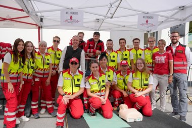 Dr. Ernst Toferer, Initiator der Weltrekordversuchs, mit dem Team des Roten Kreuzes Pongau sowie Vertreter:innen des Jugendrotkreuzes Salzburg und der Initiative „Kids Save Lives“