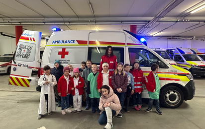 Die Jugendrotkreuzgruppen "Schäfchen & Lämmchen" präsentieren sich in der Rotkreuz-Fahrzeughalle