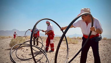 Mitarbeiter des Roten Halbmonds verlegen Wasserleitungen