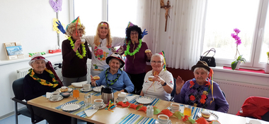 Klientinnen und Betreuerinnen feiern gemeinsam Fasching