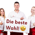Drei junge Menschen in Rot-Kreuz Uniform halten ein Schild mit dem Schriftzug: Die beste Wahl!