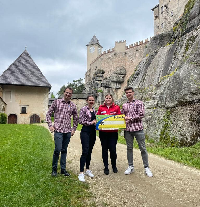Spendenübergabe_Landjugend_Jahrings - © Landjugend Jahrings Die Landjugend Jahrings übergibt einen Spendenscheck von 1.500€ an die Leitung der Kinderburg.