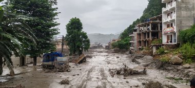 Durch Flut zerstörte Straße in Nepal
