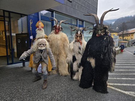 Nikolaus und vier Krampusse vor dem Eingang zum Seniorenwohnhaus Hallein.