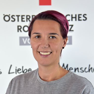 Portraitfoto von Jacqueline Müller, Buchhaltung