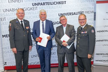 Geehrte mit Repräsentantinnen des Roten Kreuzes Salzburg