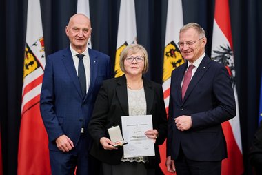 LH Mag. Thomas Stelzer überreicht die Humanitätsmedaille an Helga Stadt