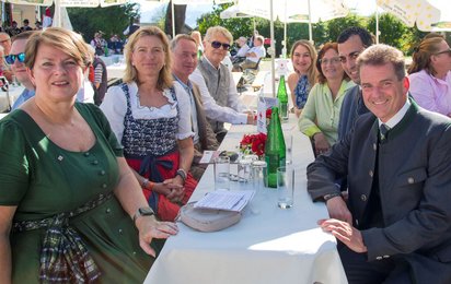 Ehrengäste bei der 25-Jahr-Feier des Seniorenwohnhauses Elisabeth. Von links: Michaela Schrumpf (Rotkreuz-Leitung Pflege und Betreuung), Sabine Tischler (Rotkreuz-Geschäftsführerin), Franz Tiefenbacher,4.v.l. (ehem. Bürgermeister Elsbethen), Matthias Herbst, 1.v.r. (Bürgermeister Elsbethen), Norbert Gerner, 2.v.r., (Vizebürgermeister), mit Gemeindevertreterinnen