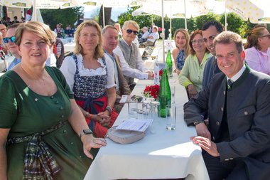 Ehrengäste bei der 25-Jahr-Feier des Seniorenwohnhauses Elisabeth. Von links: Michaela Schrumpf (Rotkreuz-Leitung Pflege und Betreuung), Sabine Tischler (Rotkreuz-Geschäftsführerin), Franz Tiefenbacher,4.v.l. (ehem. Bürgermeister Elsbethen), Matthias Herbst, 1.v.r. (Bürgermeister Elsbethen), Norbert Gerner, 2.v.r., (Vizebürgermeister), mit Gemeindevertreterinnen