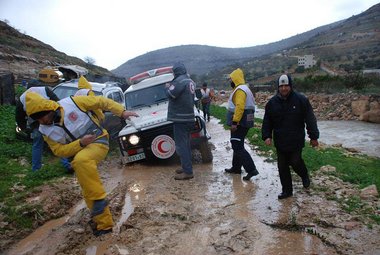 Wagen von Rotem Halbmond steckt im Schlamm fest