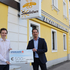 Christoph Sonnleitner (Bäckerei Sonnleitner Eferding) übergibt Spendenscheck an Ortsstellenleiter Jürgen Spitzenberger.