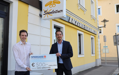 © Foto: wip Christoph Sonnleitner (Bäckerei Sonnleitner Eferding) übergibt Spendenscheck an Ortsstellenleiter Jürgen Spitzenberger.