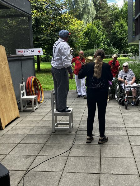 Ein Clown steht auf einem Sessel