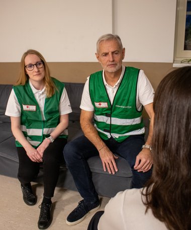 KIT, Gespräch mit Person, Unterstützung, 2 Personen des Kriseninterventionsteams